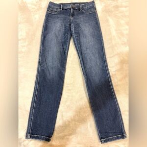 NY&Co- straight leg Jean. Stretchy- size 6